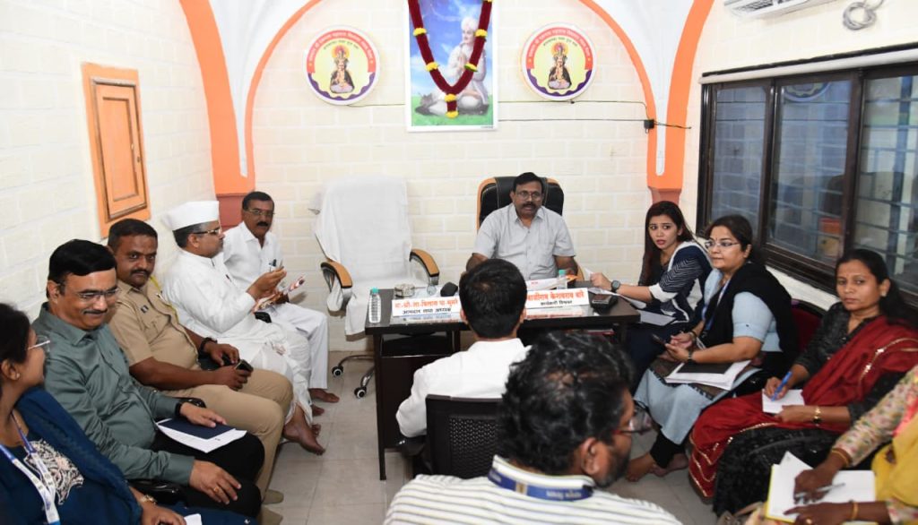आषाढी एकादशीच्या पार्श्वभूमीवर येत्या ७ जुलै रोजी पैठण येथून संत एकनाथ महाराज यांच्या पालखीचे पंढरपूरकडे ऐतिहासिक प्रस्थान होणार आहे. या सोहळ्यात दरवर्षीप्रमाणे यंदाही लाखो वारकरी मोठ्या संख्येने सहभागी होणार आहेत. या पार्श्वभूमीवर, पायी चालणाऱ्या वारकऱ्यांची कोणतीही गैरसोय होऊ नये, यासाठी जिल्हा प्रशासन पूर्णपणे सज्ज झाले आहे. पालखी मार्गावर शुद्ध पिण्याचे पाणी, चोख स्वच्छता, आरोग्याची काळजी आणि कडक सुरक्षितता राखण्यासाठी सर्वच शासकीय विभागांनी समन्वयाने काम करावे, असे स्पष्ट निर्देश अपर जिल्हाधिकारी डॉ. संभाजी अडकूणे यांनी दिले आहेत. पैठण येथील नाथ मंदिर परिसरातील सभागृहात आयोजित करण्यात आलेल्या एका विशेष नियोजित आढावा बैठकीत ते बोलत होते. ​या उच्चस्तरीय बैठकीला पैठण-फुलंब्री विभागाच्या उपविभागीय अधिकारी नीलम बाफना, पैठणच्या तहसीलदार ज्योती पवार, गटविकास अधिकारी श्रीमती मनोरमा गायकवाड, नगरपालिकेच्या मुख्याधिकारी श्रीमती अंभोरे यांच्यासह जिल्हा साथरोग वैद्यकीय अधिकारी डॉ. सारिका लांडगे उपस्थित होत्या. तसेच जिल्हा हिवताप अधिकारी डॉ. आर. बी. ढोले, तालुका वैद्यकीय अधिकारी पी. एम. जाधव, सहायक पोलीस निरीक्षक श्री. शेडगे, जलसंधारण व महावितरणचे अधिकारी आणि संत एकनाथ महाराज संस्थानचे कार्यकारी विश्वस्त बाजीराव बारे यांच्यासह सर्व संबंधित यंत्रणांचे प्रमुख या वेळी उपस्थित होते. या बैठकीत छत्रपती संभाजीनगर, बीड आणि धाराशिव मार्गे पंढरपूरकडे जाणाऱ्या संपूर्ण पालखी मार्गावरील नियोजनाचा सविस्तर आढावा घेण्यात आला. संपूर्ण सोहळा सुरळीत आणि विनाअडथळा पार पाडण्यासाठी प्रत्येक शासकीय विभागाने आपापल्या अंतर्गत 'नोडल अधिकारी' नियुक्त करावेत, असे आदेश डॉ. अडकूणे यांनी दिले. या सर्व अधिकाऱ्यांचे संपर्क क्रमांक पालखी सोहळ्याच्या व्यवस्थापकांना दिले जातील, जेणेकरून कोणत्याही आपत्कालीन परिस्थितीत तात्काळ संपर्क साधणे सोपे होईल.​वारी दरम्यान लाखो भाविकांच्या आरोग्याची काळजी घेण्यासाठी पालखीसोबत चोवीस तास वैद्यकीय पथक, रुग्णवाहिका, आवश्यक औषधे आणि जीवरक्षक इंजेक्शनचा साठा तैनात ठेवण्याचे आदेश आरोग्य विभागाला देण्यात आले आहेत. याशिवाय, स्वच्छतेचा प्रश्न निर्माण होऊ नये म्हणून पालखी मार्गावर फिरत्या शौचालयांची व्यवस्था केली जाणार असून, महिला वारकऱ्यांची अडचण लक्षात घेऊन त्यांच्यासाठी स्वतंत्र स्नानगृहांची सोय केली जाईल. पावसाळ्याचे दिवस असल्याने मुक्कामाच्या ठिकाणी वॉटरप्रूफ मंडपांची व्यवस्था करण्याचे नियोजन आहे. विशेष म्हणजे, महावितरण विभागाला दिंडीच्या मुक्कामाच्या गावांमध्ये त्या रात्री भारनियमन न ठेवता अखंड वीजपुरवठा सुरू ठेवण्याच्या कडक सूचना देण्यात आल्या आहेत. तसेच स्वयंपाकासाठी लागणारा गॅस आणि डिझेलचा पुरवठा कमी पडू नये, यासाठी पुरवठा विभागाने विशेष काळजी घ्यावी, असेही सांगण्यात आले आहे. वारकऱ्यांना संपूर्ण प्रवासात कोणतीही अडचण भासणार नाही, या दृष्टीने प्रशासनाने सर्व सोयींची जय्यत तयारी केली असल्याचे बैठकीच्या शेवटी स्पष्ट करण्यात आले.